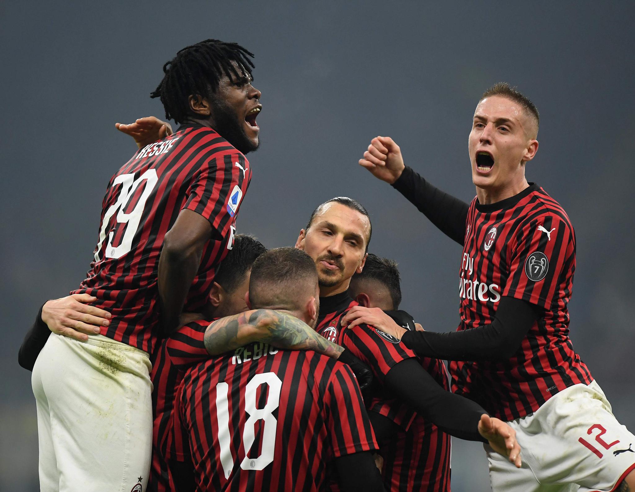 九游APP下载-从AC米兰今晚调整名单到话题不断，曼联围绕欧联防线松动